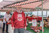 Paavo Juntunen ostaa usein kotimaisia vihanneksia ja marjoja Kuopion torilta.