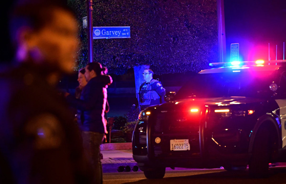 Ampuminen tapahtui paikallista aikaa lauantai-iltana puoli yhdentoista jälkeen Los Angelesin piirikunnassa sijaitsevassa Monterey Parkin kaupungissa. Kuvassa näkyy poliiseja Garvey Avenue -kadulla pian tapahtuman jälkeen. LEHTIKUVA / AFP.