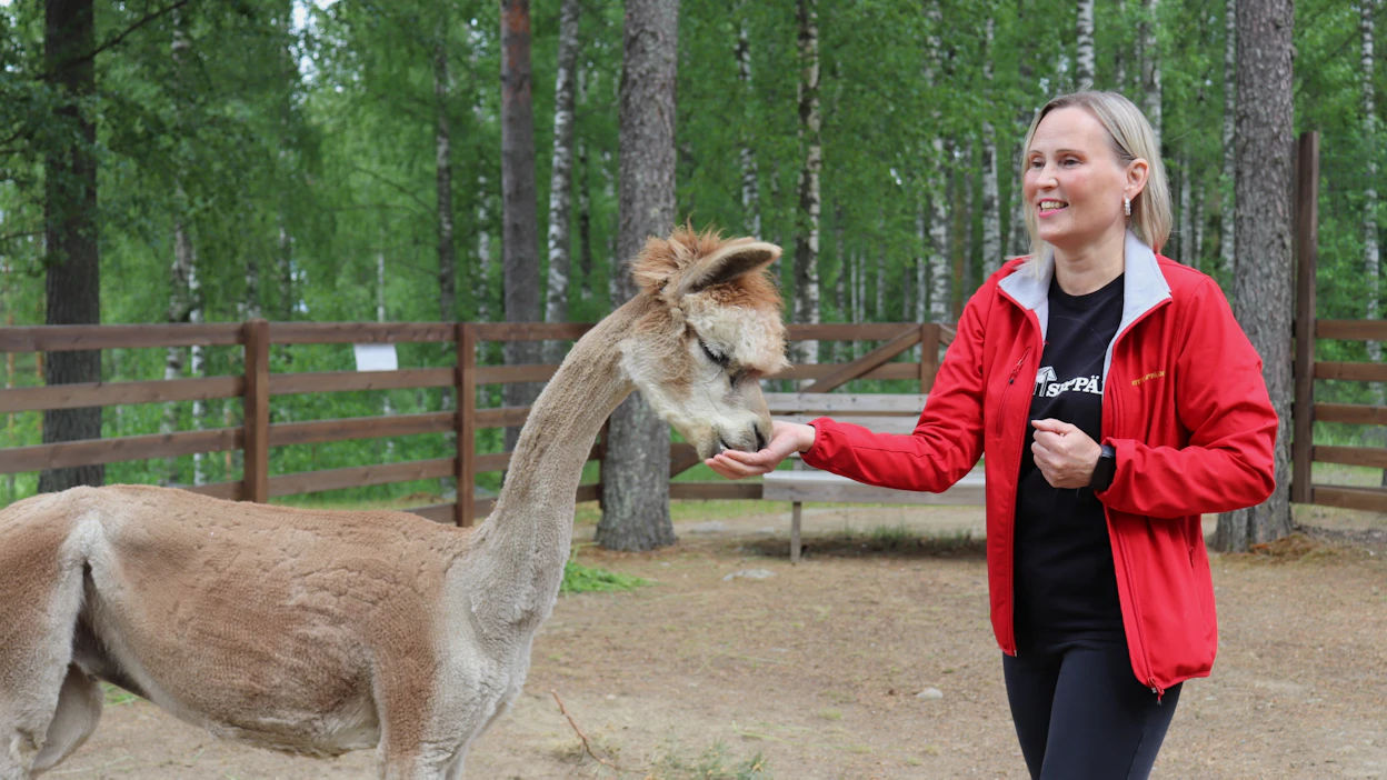 ”Talvisin oma työ vie paljon aikaa, mutta sen ohella ehdin pitämään verkkokauppaa ja kursseja. Yrittäminen on vastapainoa työlle, puhtaasti hauskaa tekemistä”, Elina Karstu sanoo.