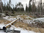 Kaatunut sähkötolppa Raumalla Voiluodon kylässä sunnuntaina.