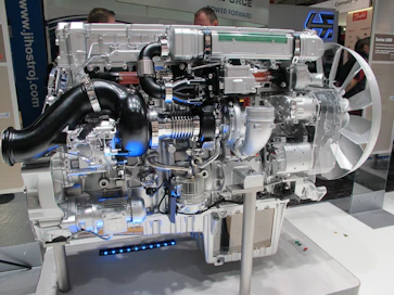 Daimler OM473/MTU 6R 1500 -moottori on 6-sylinterinen 15,6-litrainen työkonedieselmoottori. Moottorin päästöjen vähentämisessä hyödynnetään turbocompound-järjestelmää, jäähdytettyä EGR-järjestelmää kuuman puolen EGR-venttiilillä varustettuna ja suodatettua kampikammion tuuletusta. Pakoputken alkukäyrässä näkyy myös dieselsuutin jälkikäsittelyn regenerointia varten.
