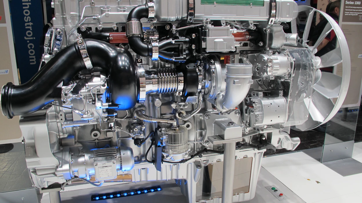 Daimler OM473/MTU 6R 1500 -moottori on 6-sylinterinen 15,6-litrainen työkonedieselmoottori. Moottorin päästöjen vähentämisessä hyödynnetään turbocompound-järjestelmää, jäähdytettyä EGR-järjestelmää kuuman puolen EGR-venttiilillä varustettuna ja suodatettua kampikammion tuuletusta. Pakoputken alkukäyrässä näkyy myös dieselsuutin jälkikäsittelyn regenerointia varten.