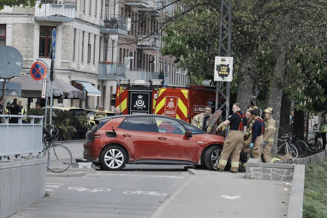 Poliisin mukaan vanhempi mies olisi menettänyt autonsa hallinnan, minkä jälkeen auto oli suistunut väkijoukkoon. AFP/LEHTIKUVA.