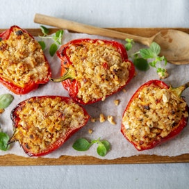 Tomaatti, sipulit, feta ja oregano antavat makua, ja kaura tuo ruokaisuutta paprikoiden täytteeseen.