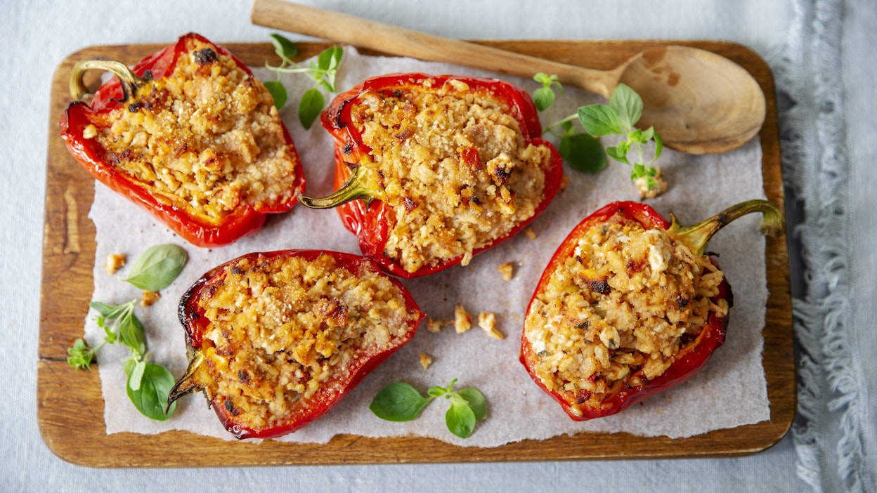 Tomaatti, sipulit, feta ja oregano antavat makua, ja kaura tuo ruokaisuutta paprikoiden täytteeseen.