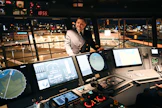 Tallink-konsernin M/S MyStarin kapteeni Vahur Ausmees esittelee laivan komentosiltaa. Hän kertoo, että joulukuussa valmistunut laiva voi käyttää polttoaineena samaan aikaan LNG:tä ja dieseliä. 