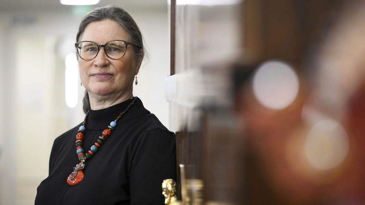 Helsingin yliopiston käytännöllisen teologian professori Auli Vähäkangas kertoo, että monella kirkkoon kuulumattomalla ei ole mitään kirkollista hautaan siunaamista vastaan. LEHTIKUVA / Emmi Korhonen.