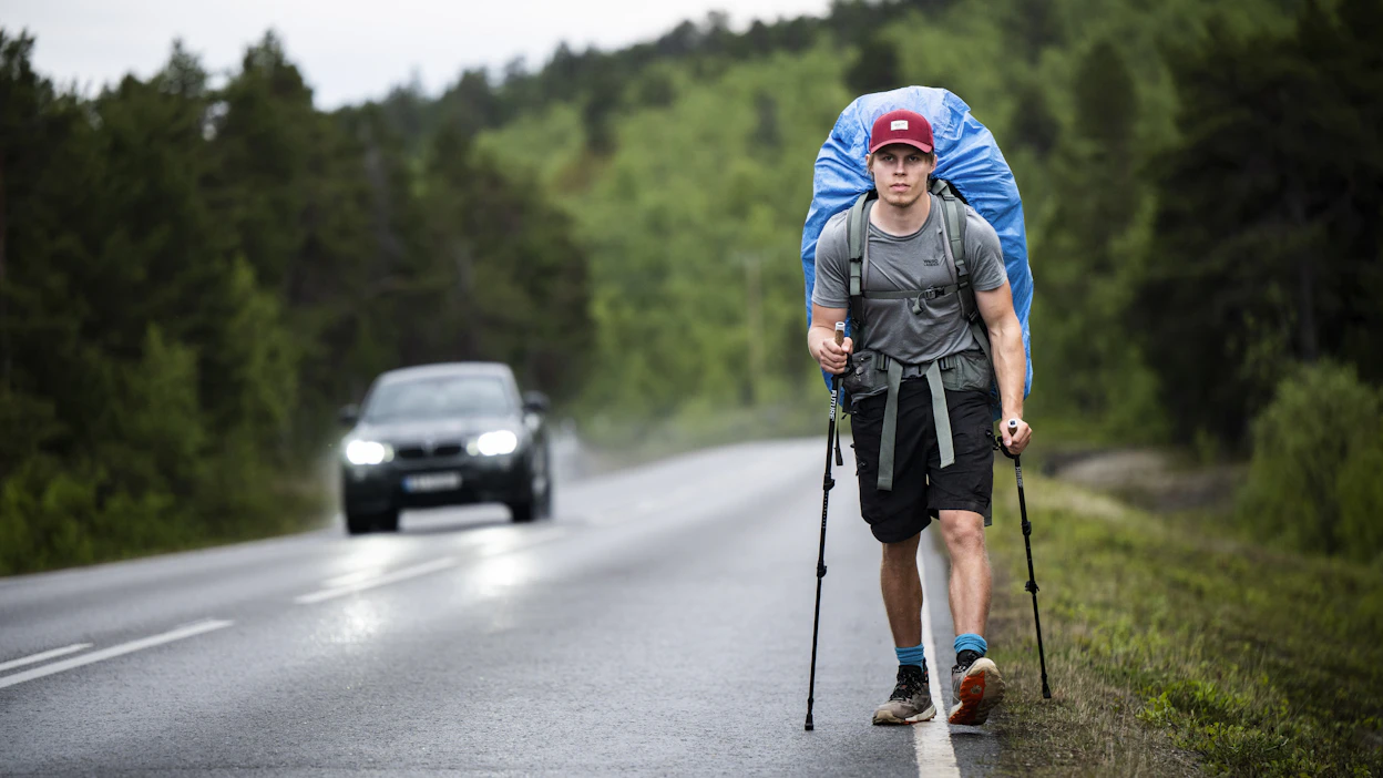 Rovaniemen jälkeen nelostie on tullut tutuksi. Julius Mäkelä kuvattuna reilu kymmenen kilometriä Utsjoelta etelään. Matkaa jäljellä Nuorgamiin reilu 50 kilometriä.