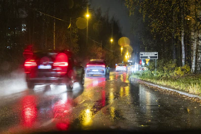 Vaihteleva keli ja poikkeavat ajo-olosuhteet ovat vaikeita tilanteita auton ajoa avustaville järjestelmille.