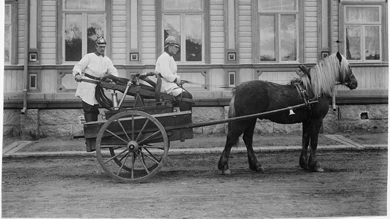 Hevonen ja kärryissä vedettävä paloruisku Salon Kirkkokadulla 1908.