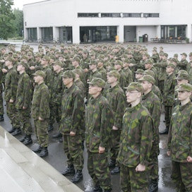 Nykyinen palvelusohje vaatii sotilailta ja varusmiehiltä siloposkisuutta ja lyhyttä tukkaa. Kuva vuodelta 2007 Porin prikaatista.