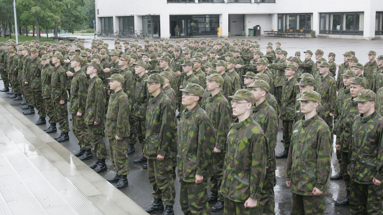 Nykyinen palvelusohje vaatii sotilailta ja varusmiehiltä siloposkisuutta ja lyhyttä tukkaa. Kuva vuodelta 2007 Porin prikaatista.