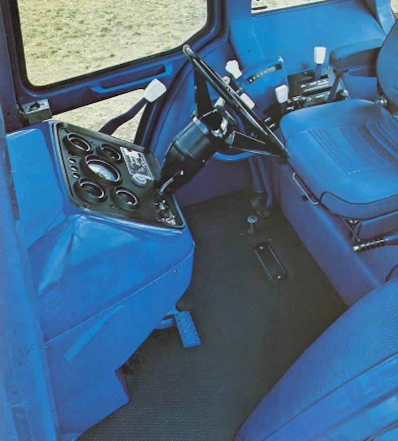 77Ford6700ohjaamo