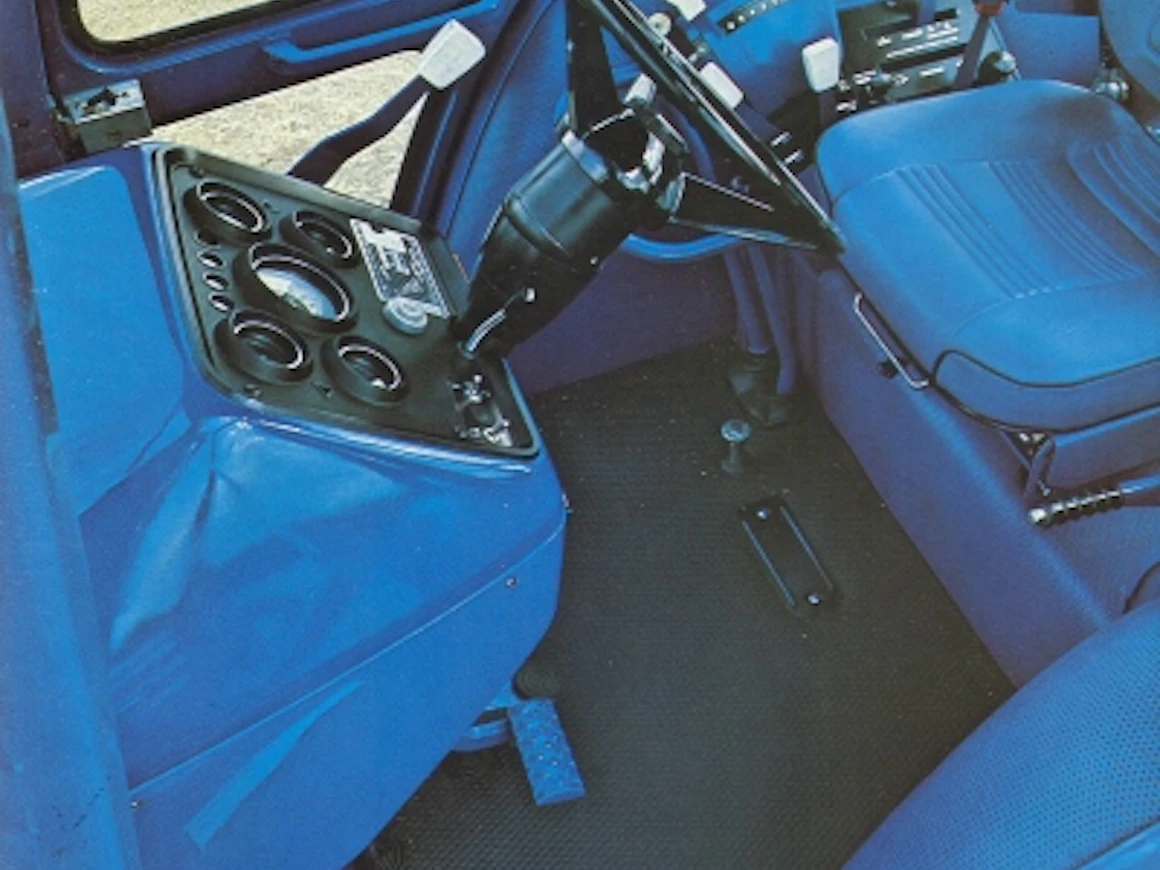 77Ford6700ohjaamo