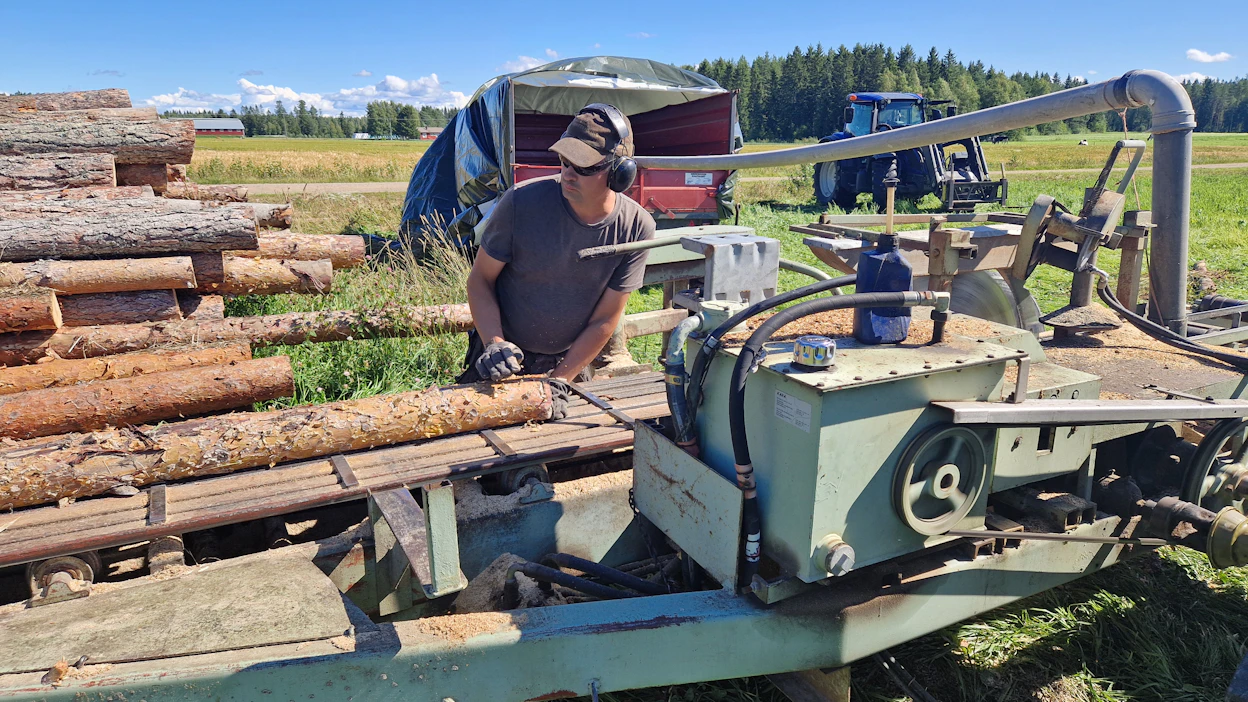 Joulukuun tuulenpuuskat näkyivät varsinkin Pohjanmaan alueilla. Jari Pelto-Arvo arvioi sahanneensa kevään ja kesän aikana noin 1 500 kiintokuutiota puuta.