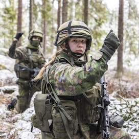 Maavoimien Reserviupseerikoulussa Haminassa noin 1 200 nuorta saa reserviupseerikoulutuksen vuosittain. Kärkikomppanian jääkärit harjoittelevat jalkaväen taistelumenetelmiä, kuvassa upseerioppilas Iida Reinikainen.