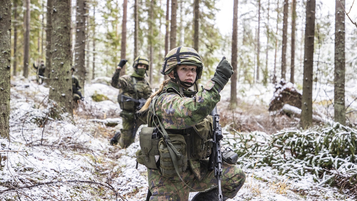 Maavoimien Reserviupseerikoulussa Haminassa noin 1 200 nuorta saa reserviupseerikoulutuksen vuosittain. Kärkikomppanian jääkärit harjoittelevat jalkaväen taistelumenetelmiä, kuvassa upseerioppilas Iida Reinikainen.