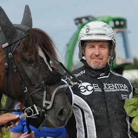 Huippuvalmentaja Öystein Tjomslandin Ruotsin yksiköstä vastaava Jimmy Jonsson voitti Ylivieskassa 2020 Helätin-ajon isänsä Alf Jonssonin valmentamalla Granettalla.