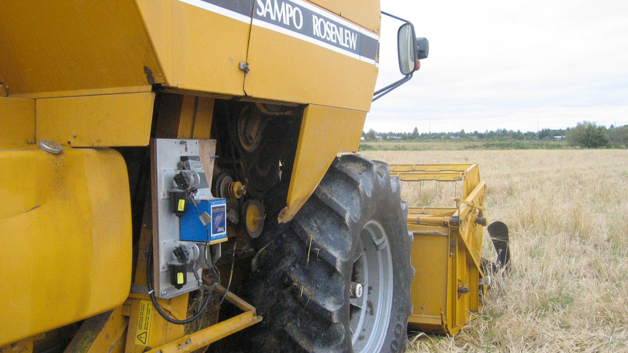 2004 Suomen ensimmäinen laatumittauspilotti asennettiin kuvan Sampoon ja myös 3000-sarjalaiseen, jolla mittauksia laajennettiin osana MTT/Vakolan projektia. Mittauskammion täyttö ja mittaus ei vielä ollut yhtä joutuisaa kuin nykyään. Vyöhykekarttoja saatiin toki aikaiseksi silloinkin.