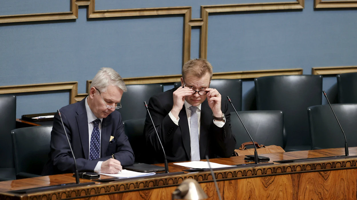 Ulkoministeri Pekka Haavisto (vihr.) ja puolustusministeri Antti Kaikkonen (kesk.) tänään eduskunnan täysistunnossa Helsingissä. LEHTIKUVA / Antti Hämäläinen.