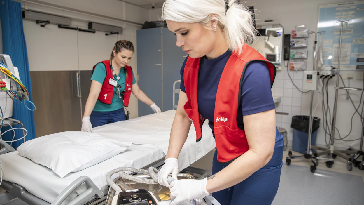 Keskussairaalaverkostoa ravistellaan Suomessa. Savonlinnan keskussairaalasta (kuvassa) katosi erillisrahoitus, kun Petteri Orpon (kok.) hallitus aloitti työnsä. Sairaanhoitajat Jutta Kosunen (vas.) ja Mari Johanna Roihukallio valmistelivat traumahuonetta ambulanssilla saapuvaa potilasta varten Savonlinnan keskussairaalassa viime viikolla.