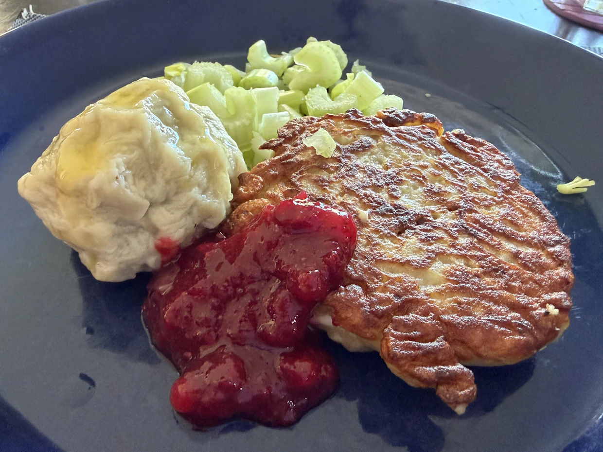 Perunapallerot voi joko keittää tai paistaa. Paistettu, rapeapintainen versio miellytti enemmän.