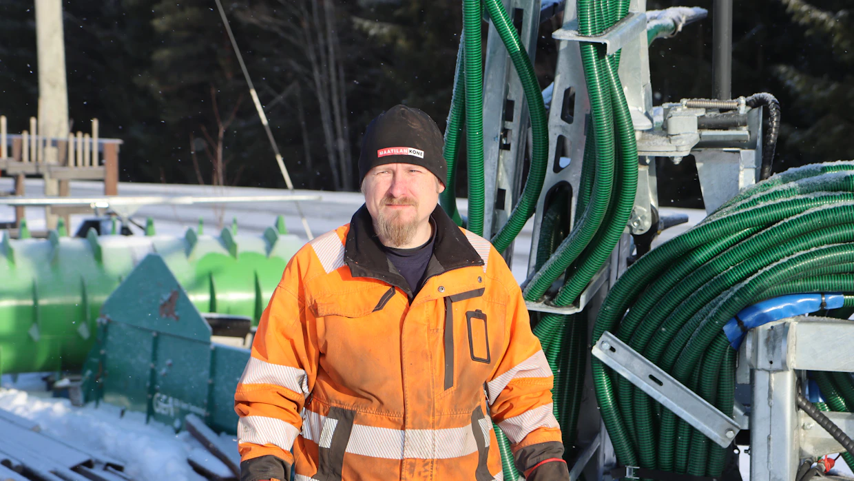 Pekka Pöyryn työmaana on JR Maatilankoneen korjaamo- ja huoltohalli. Kiireaikaan peltotyöt tuovat mukavaa vaihtelua.