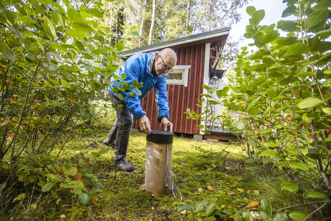 Tapio Tervon ei tarvitse erikseen tarkkailla umpinaisen jätevesisäiliön täyttymistä, sillä sen tyhjennystarpeesta tulee hälytys.