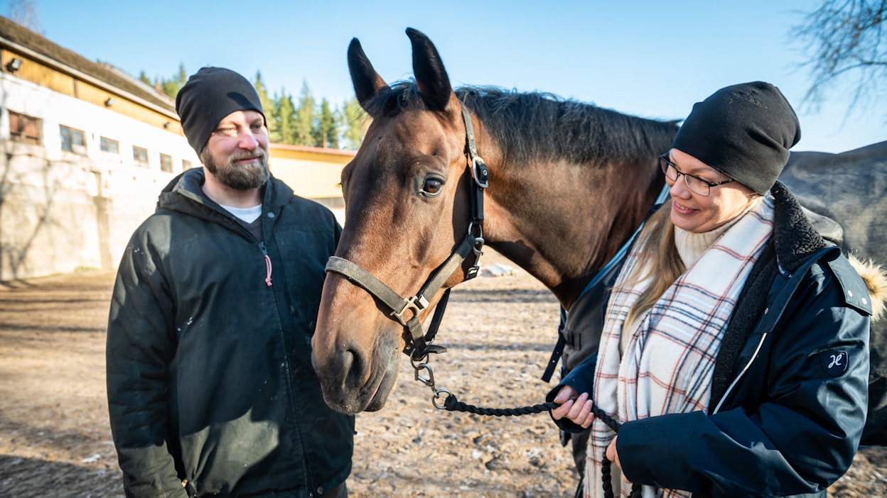 Marika ja Johannes Lahtinen toteavat, että he eivät ole someihmisiä, vaan keskittyvät hevosista huolehtimiseen. Kuvassa mukana pariskunnan tyttären kilparatsu Classified.