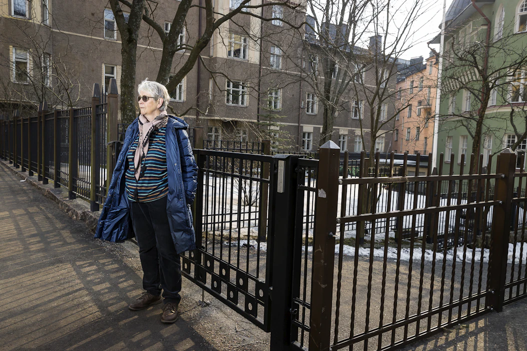 Jotta voi kääntää yhdestä kielestä toiseen, pitää osata luovia äidinkielensä joka karikossa. Lisäksi myös vieraassa kielessä pitää olla kuin kotonaan ja hallita sen vivahteet, sävyt ja käyttötilanteet, Kersti Juva kuvaa kääntäjän työtä.