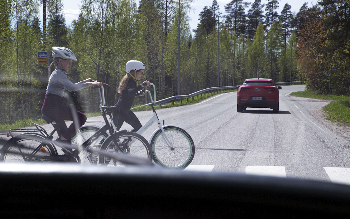 Autoilijan on annettava tietä suojatielle tulevalle jalankulkijalle.