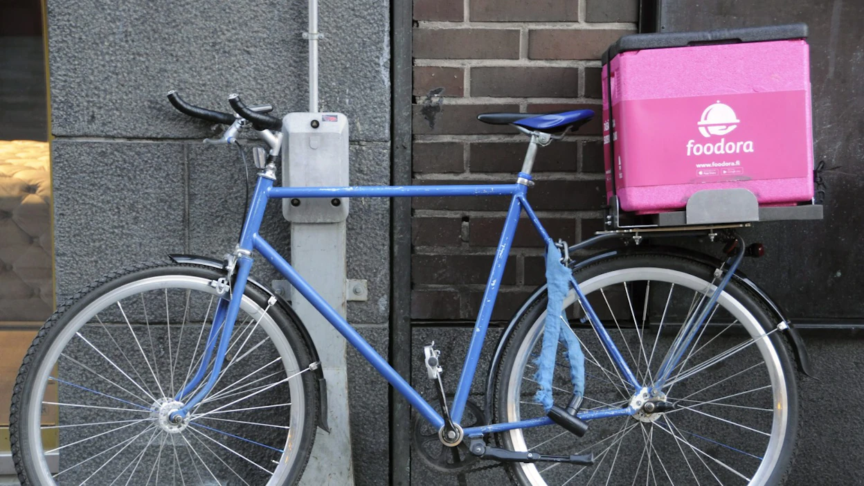 Kuluttaja-asiamiehen mukaan ruoan kuljetuspalvelu Foodora ei ole ilmoittanut kuluttajille selvästi ruoka-annosten hintoja. LEHTIKUVA / Teemu Salonen.