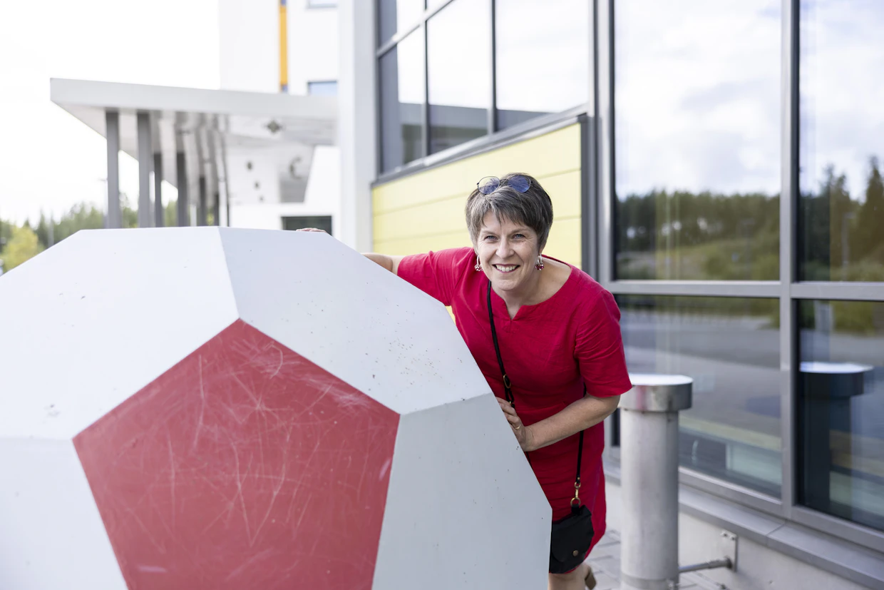 Kestävä kuluttaminen on nykyisen opetussuunnitelman punainen lanka, ja sitä opetellaan jokaisella kotitaloustunnilla, muistuttaa Minna Löytty-Rissanen. Kestävä kuluttaminen näkyy esimerkiksi ruoka-aineiden valinnassa, lajittelussa ja energiankäytössä.
