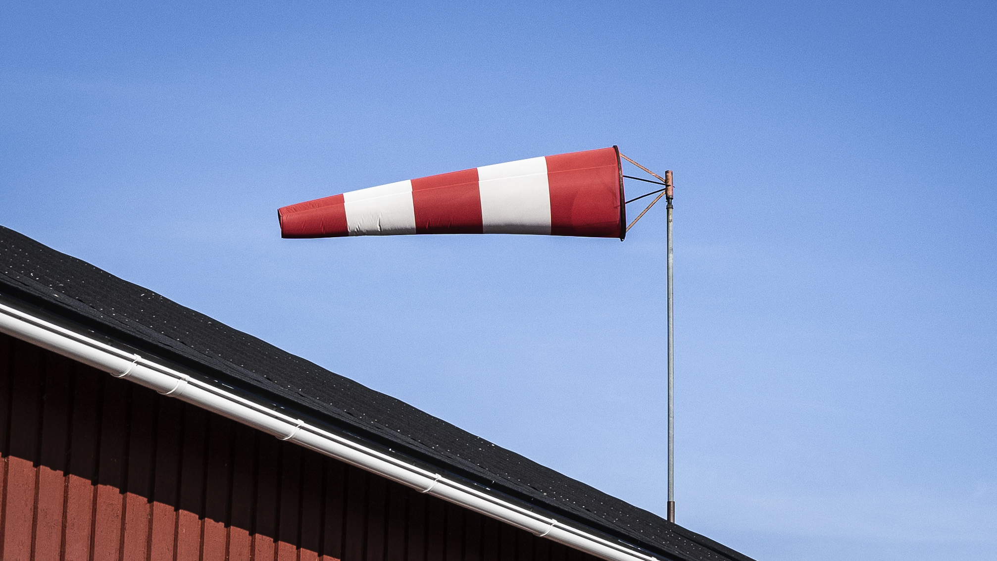 Tuuli on navakkaa ja puuskissa kovaa, joten korkealla tehtäviä töitä kannattaa alkaa välttää, meteorologit kirjottavat.