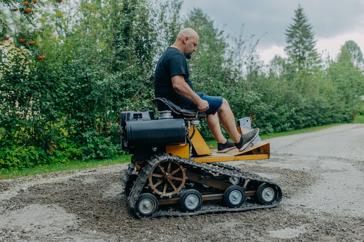 Paikallaan kääntyminen sorapinnalla kysyy teloja pyörittäviltä moottoreilta voimaa. Ne on tarkoitus vaihtaa tehokkaampiin.