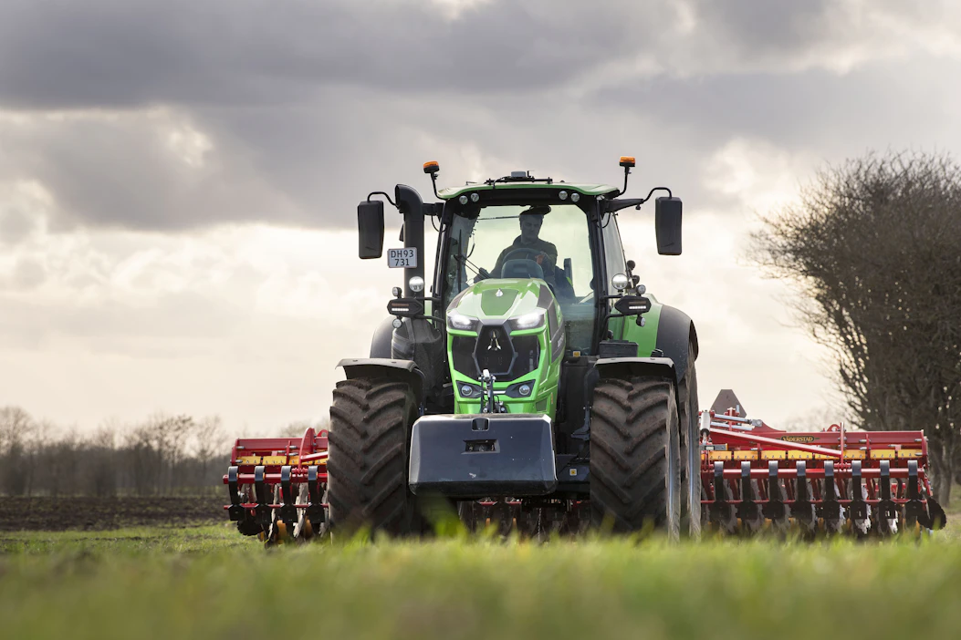 Deutz-Fahr oli vertailun ketterin traktori. Suorituskyky ja polttoaineen kulutus olivat hieman keskimääräistä paremmat.