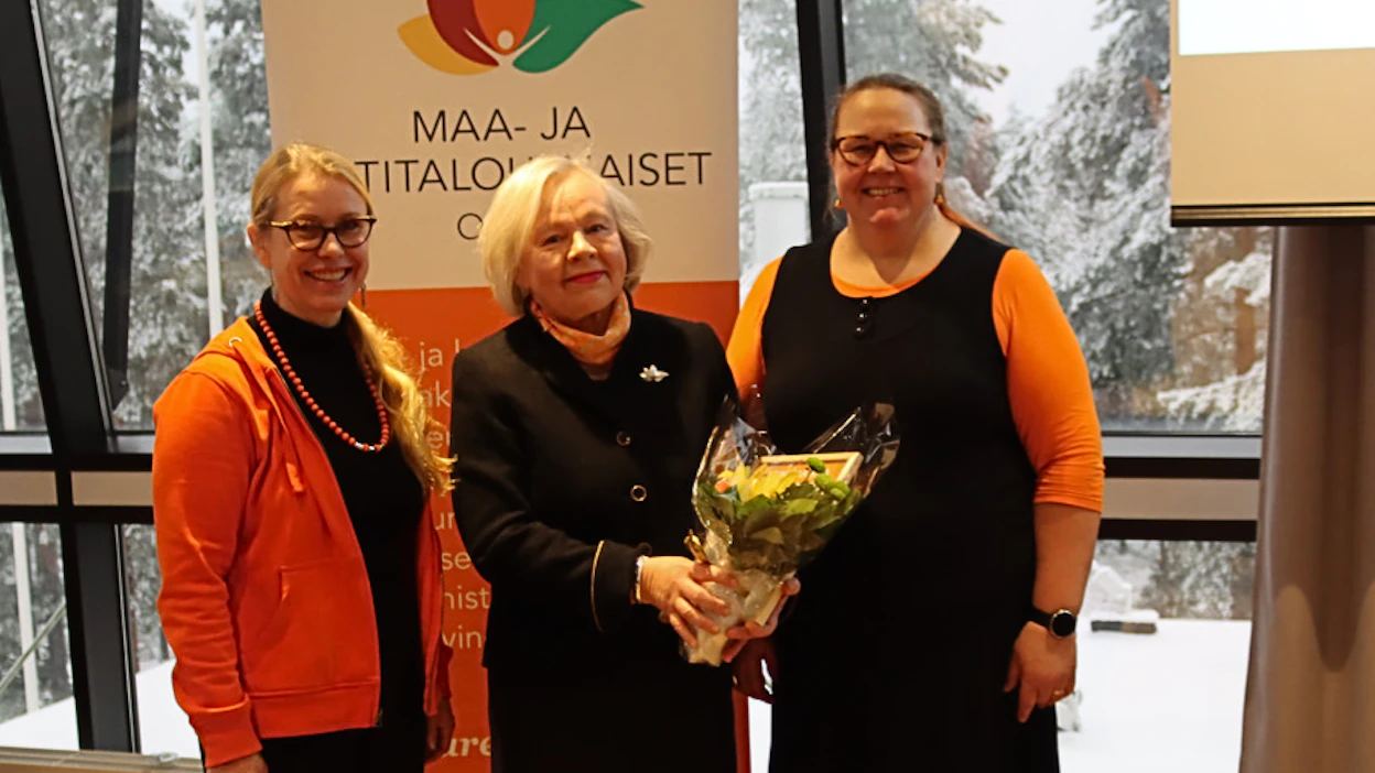 Vuoden Maa- ja kotitalousnainen Maija-Liisa Tausta-Ojala sai palkintonsa viikonloppuna. Kuvassa ovat toiminnanjohtaja Heini Iinatti (vas.), Maija-Liisa Tausta-Ojala, puheenjohtaja Leea Sangi.