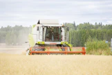 Suomalainen kaura on terveysvaikutuksiltaan maailmanluoka huipputuote. Viljelijä Veli-Matti Jaakkola pui kauraa viime syksynä..