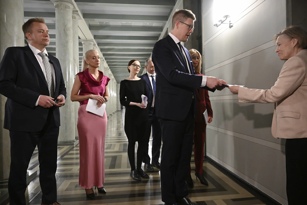 Oppositiopuolueiden puheenjohtajat keskustan Antti Kaikkonen, vihreiden Sofia Virta, vasemmistoliiton Minja Koskela, Liike Nytin Harry Harkimo sekä SDP:n Antti Lindtman ja SDP:n eduskuntaryhmän puheenjohtaja Tytti Tuppurainen jättivät välikysymyksen eduskunnassa vappuaattona. MARKKU ULANDER / LEHTIKUVA.