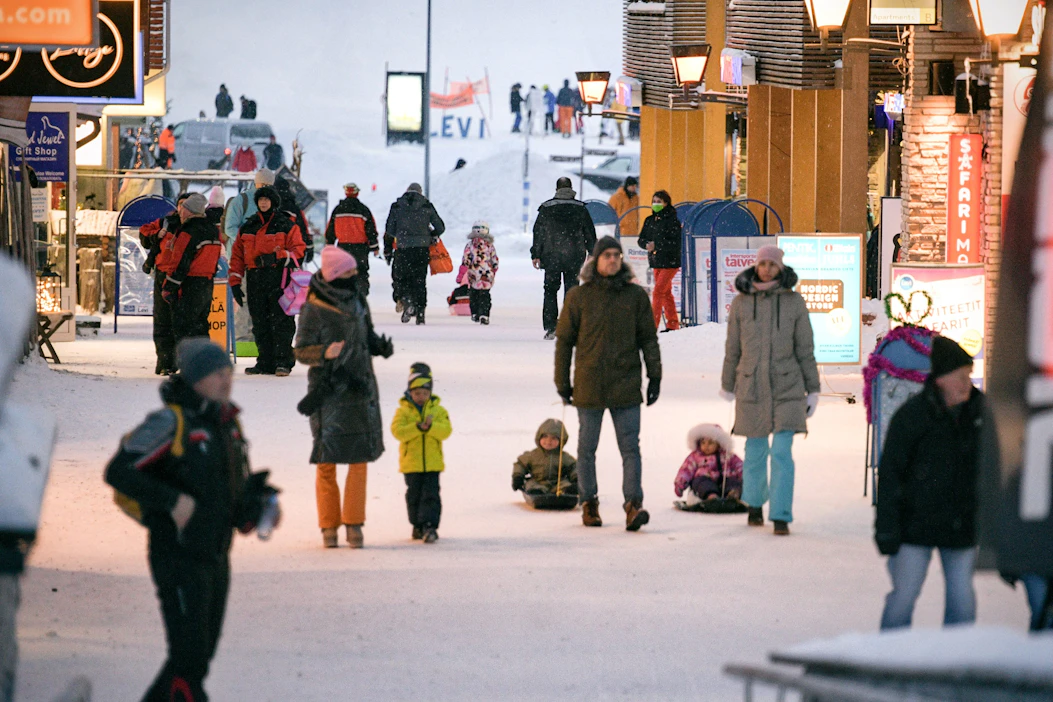 Visit Finlandin asiantuntijan Katarina Wakosen mukaan talvimatkailijat käyttävät rahaa enemmän kuin kesämatkailijat. LEHTIKUVA / Aku Häyrinen.