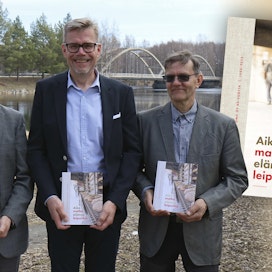 Kuvassa vasemmalta oikealle: Erik Kärki, Timo Väänänen ja Eero Kärki.