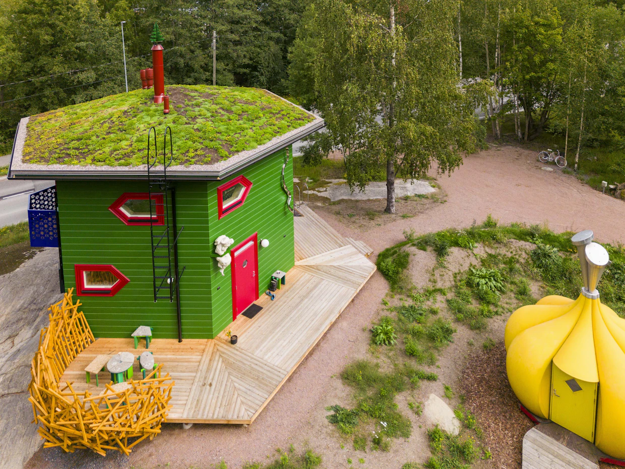 Hollannista tilattu viherkatto pidättää ja suodattaa sadevettä. Tyrnin taimet ympäröivät kaarena keltaista, sipulinmuotoista saunaa.