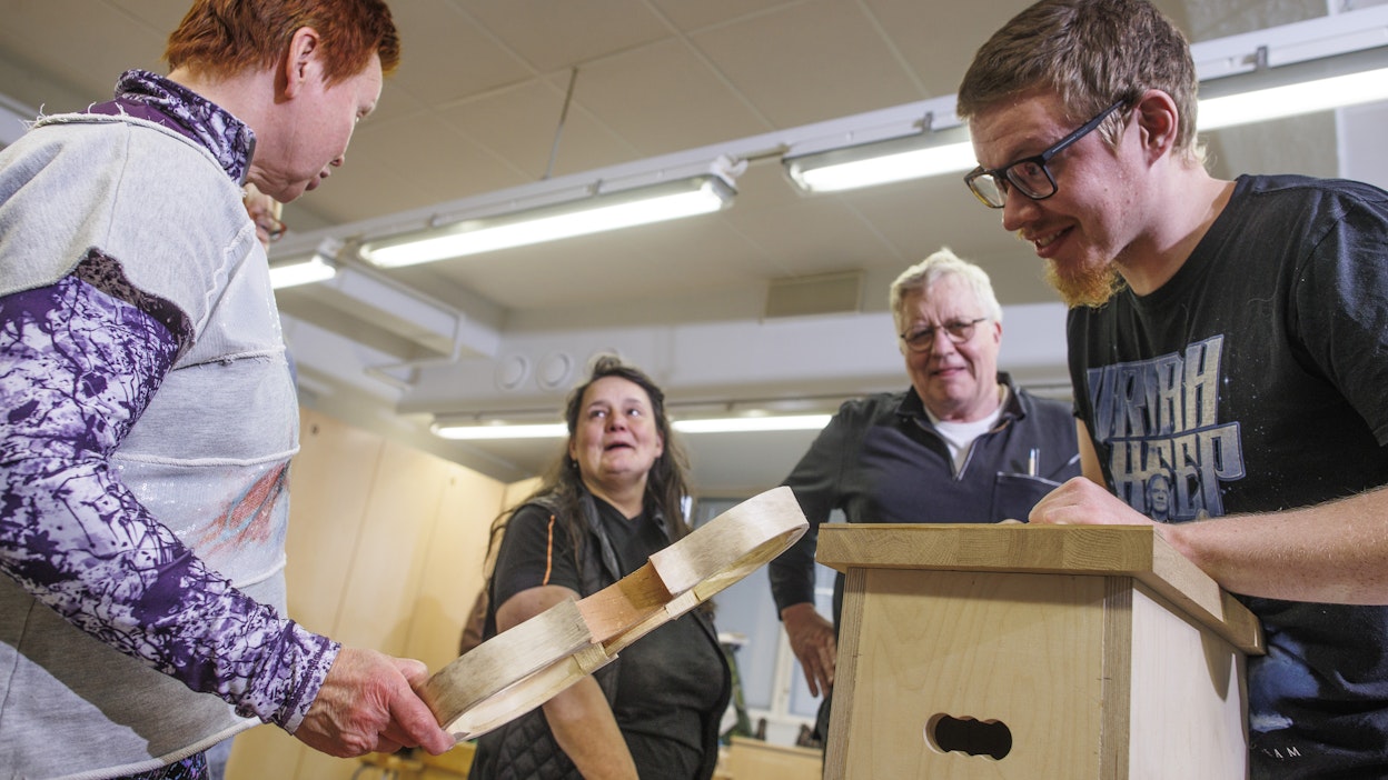 ”Ehkä viulun teko on helpompaa kuin soittaminen”, arvelee Pielaveden kansalaisopiston puutyöpiirin vetäjä Olli Pasonen, toinen oikealta. Arttu Vartiaisen viuluntekoa ihmettelemässä myös Arja Miihkinen ja Janna Kekkonen.