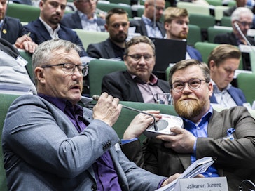 MTK Keski-Suomen Juhana Jalkanen muistutti kunnollisista korvauksista peltojen läpi kulkevista sähkölinjoista. Tomi Ahonen auttoi eteen toimivan mikrofonin.