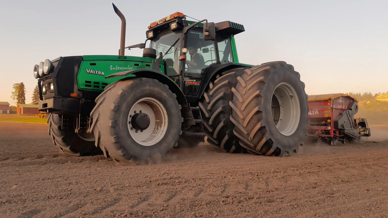 Valtra Valmet 8950 on legendaarinen malli, sillä muiden 8000-sarjalaisten siirtyessä Stanadynen jakajapumppuun, 8950:n 634 DSBIE-moottoriin asennettiin P3000-sarjan rivipumppu ja imusarjaan ilmasta veteen ahtoilman jäähdytin. 8950:n teho-paino-suhde oli valmiiksi hyvä ja moottorin ruiskutuslaitteissa oli mukava tehoreservi sinettien takana.