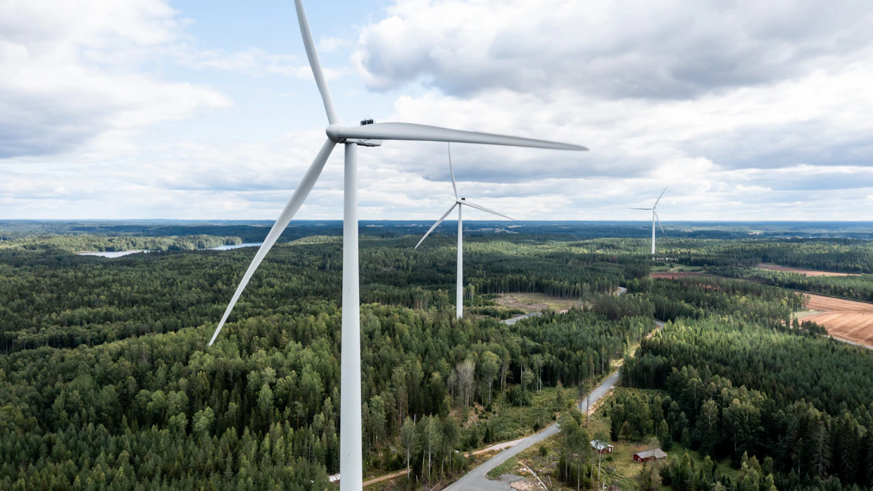 Moni metsänomistaja saa vuokratuloa tuulivoimaloiden rakennuspaikoista. Tänä keväänä vuokratulo ilmoitetaan vielä maatalouden veroilmoituksella, ensi vuonna on toisin. Kuvassa on Ilmattaren Humppila-Urjalan tuulivoimapuisto.