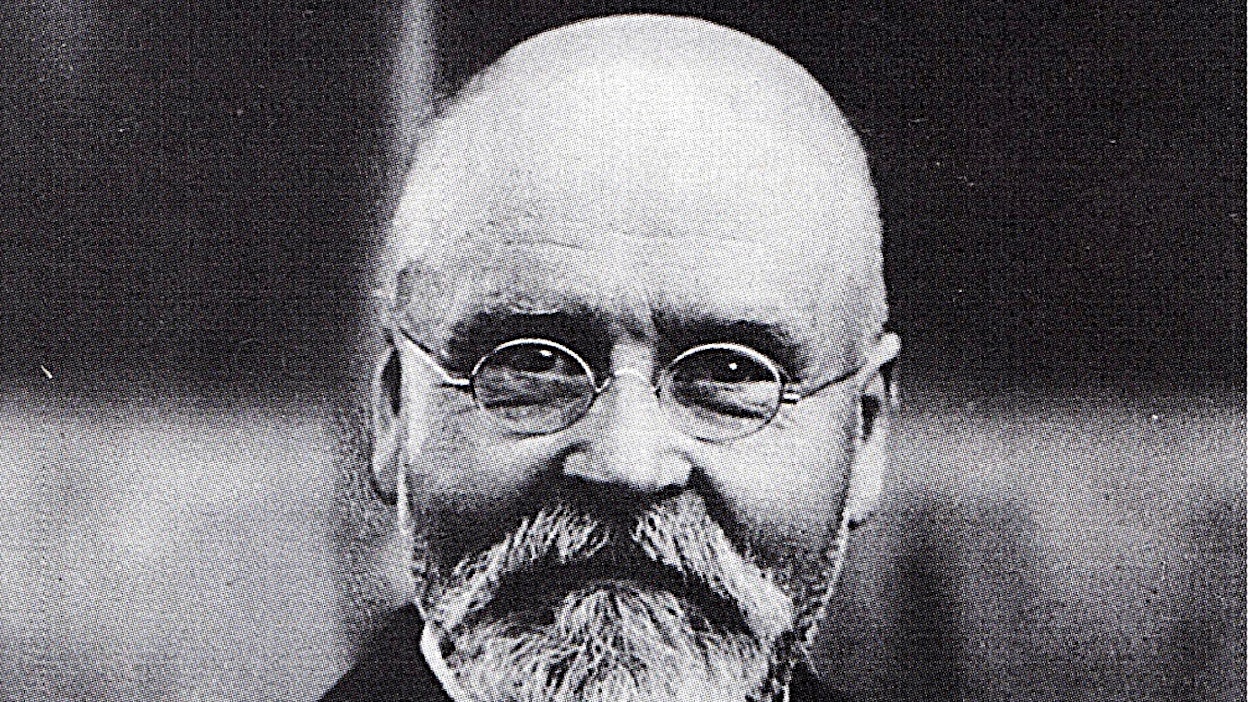 Franz Claas (1859–1928) oli eläinlääkäri, maanviljelijä, keksijä ja pätevä konemies, mutta taloushallinnassa ilmeni puutteita.1880-luvulla perustettu firma ajautui ensimmäisen maailmansodan aikana vararikkoon. Franz Claasin poikien v.1913 aloittama uusi yritys on edelleen suvun hallinnassa, nyt remmissä on neljäs sukupolvi.