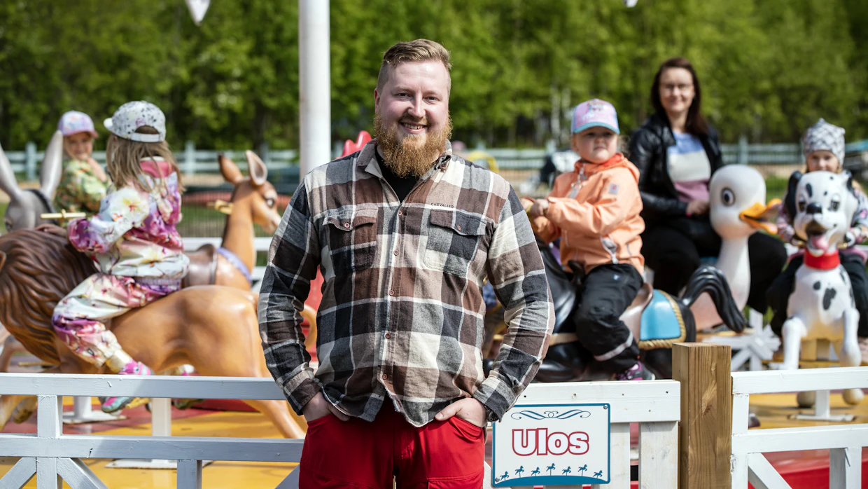 Vaikka huvittelun hinta on kallistunut, Jere Mäkivierikko jaksaa hymyillä Oulun Vauhtipuistossa. Nelivuotias tytär nautti täysin siemauksin vauhdista.