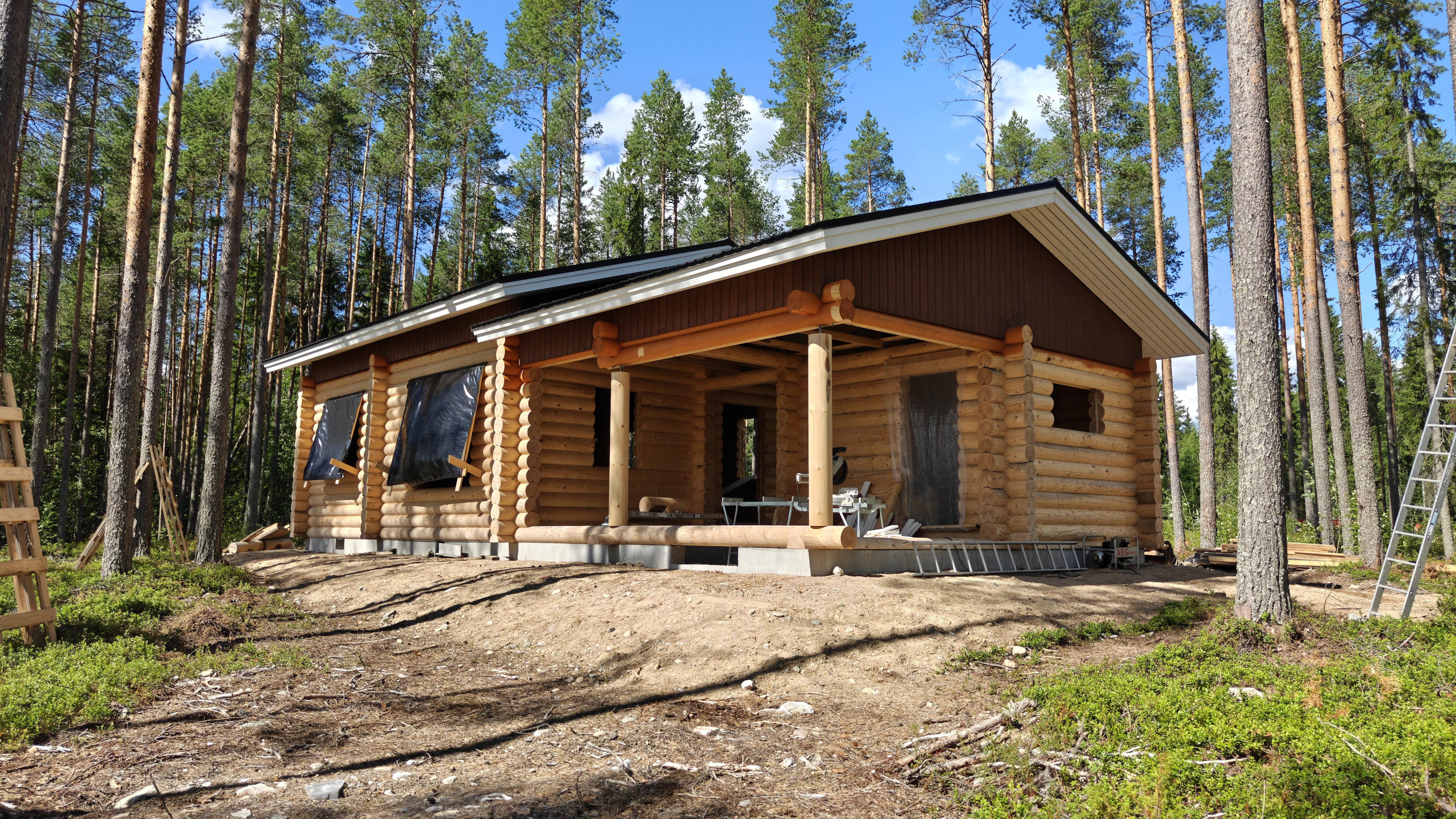 Kemppaisen rakentama hirsinen rakennus Suomussalmella. Kemppaisen periaatteena on tehdä erittäin kunnolliset pohja ja katto, jotta rakennus kestää mahdollisimman pitkään.