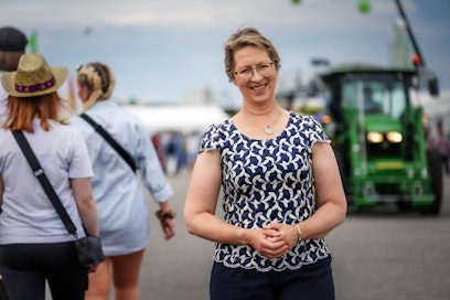 Sari Essayah kävi viime kesänä Okra-messuilla. Hänen mukaansa maatalouteen on tehty tällä hallituskaudella satojen miljoonien eurojen säästöt.